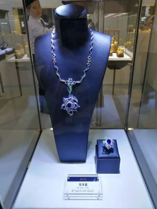 御用金器盡顯經典傳承 五彩珠寶煥發時尚魅力——老鳳祥精品獻禮香港珠寶首飾展35周年